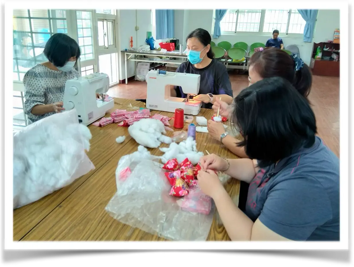 會員與學員共同製作公益手工作品