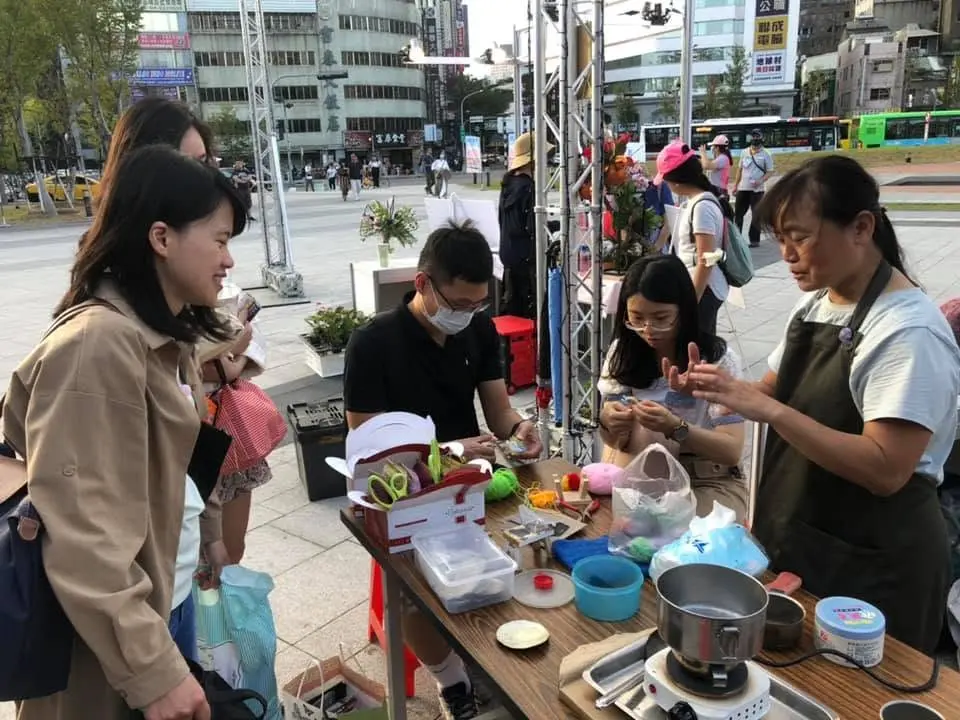 協會於公開活動現場進行手工藝示範教學