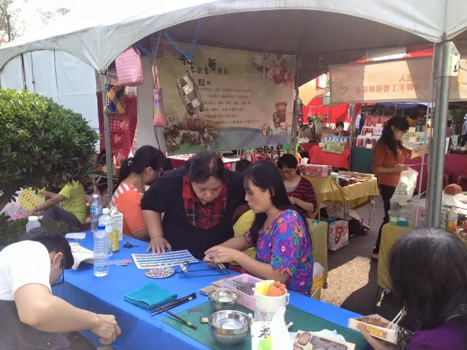 協會於市集現場進行手作示範與民眾交流