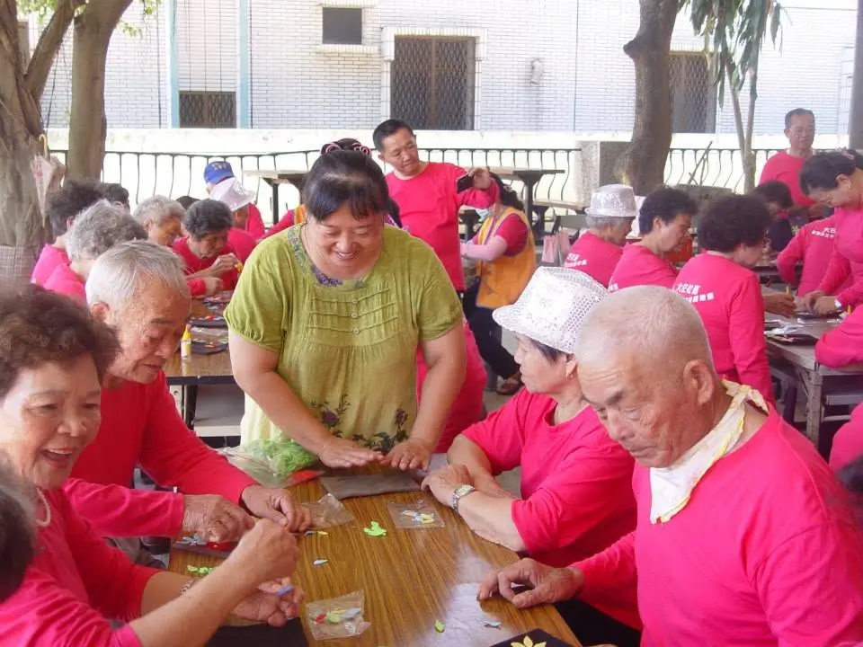 協會講師陪伴樂齡長者進行手作活動