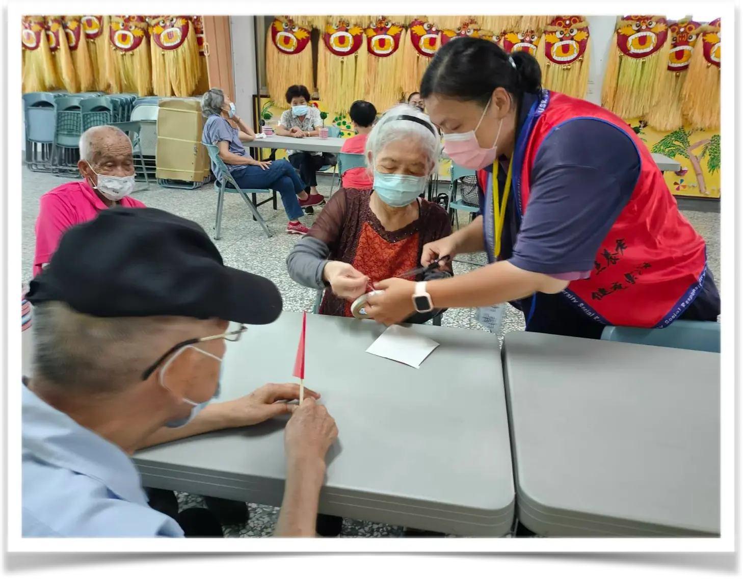 協會學員陪伴樂齡長者進行手作活動
