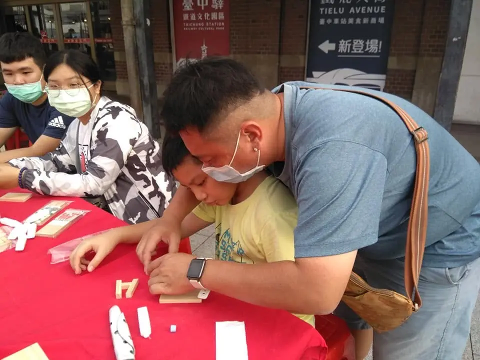 家長陪伴兒童參與手工藝體驗